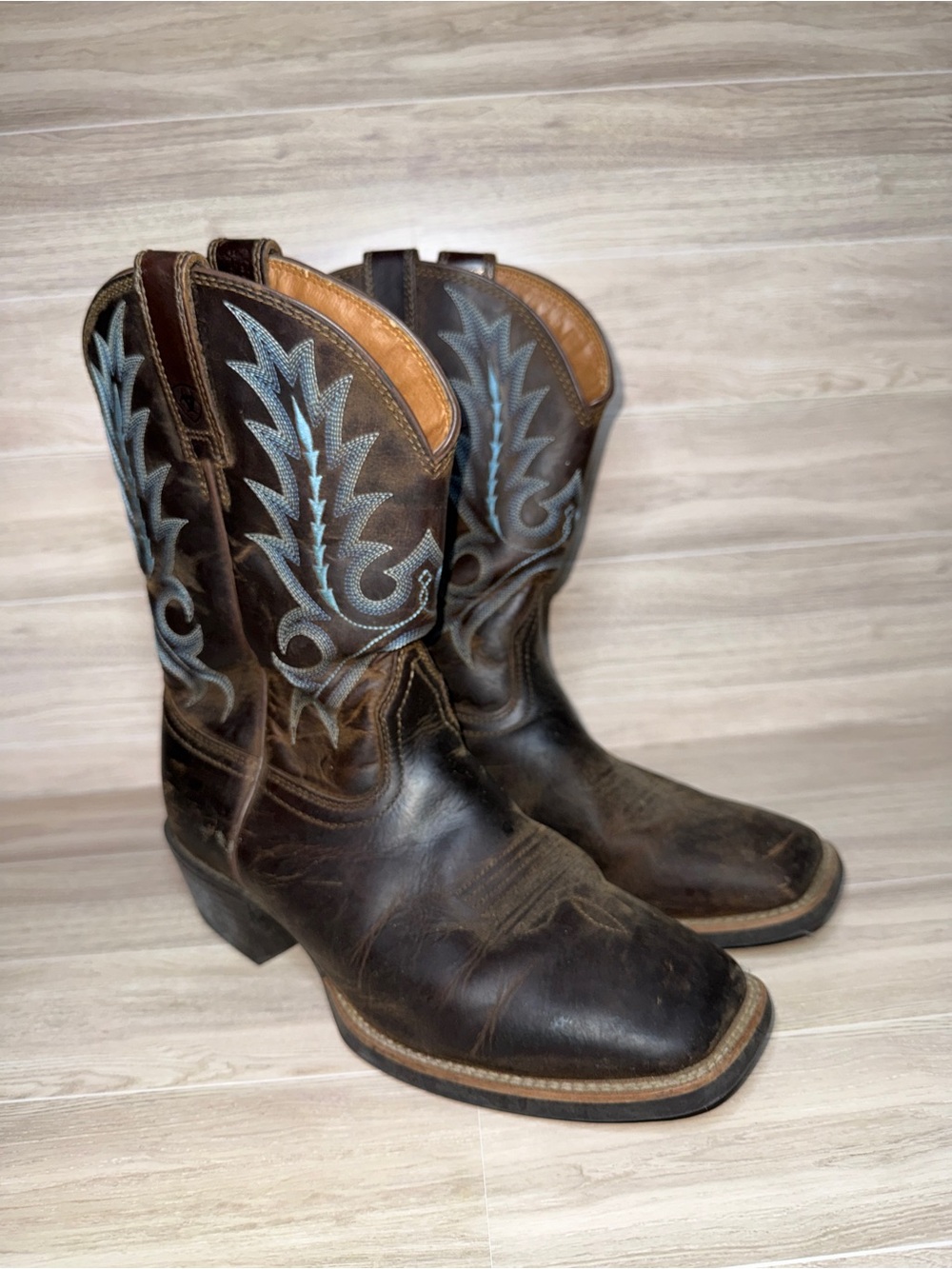 Men’s Ariat Western Cowboy Boots with Blue Stitching Size 8.5 EE